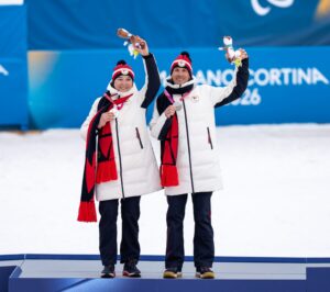 Simona Bubeníčková na stupních vítězů s&nbsp;trasérem Davidem Šrůtkem. Zdroj: Český paralympijský výbor