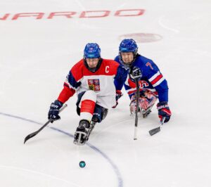 Momentka z&nbsp;utkání českých parahokejistů proti USA. Zdroj: Český paralympijský výbor