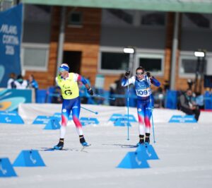 Simona Bubeníčková v&nbsp;paralympijském závodě s&nbsp;trasérem Davidem Šrůtkem. Zdroj: Český paralympijský výbor (Matěj Malý)