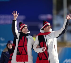 Simona Bubeníčková na stupních vítězů s&nbsp;trasérem Davidem Šrůtkem. Zdroj: Český paralympijský výbor (Matěj Malý)
