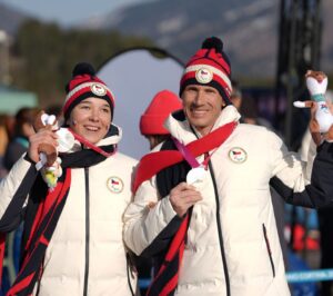 Simona Bubeníčková na stupních vítězů s&nbsp;trasérem Davidem Šrůtkem. Zdroj: Český paralympijský výbor (Matěj Malý)