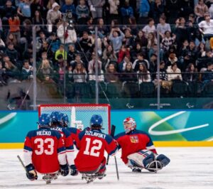 Čeští parahokejisté slaví výhru na paralympiádě. Zdroj: Český paralympijský výbor