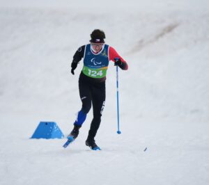 Paraběžkař Matěj Škoda během paralympijského závodu. Zdroj: Český paralympijský výbor