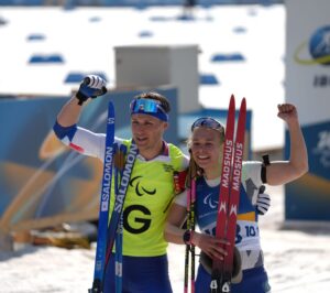Carina Edlingerová s&nbsp;trasérem Alexandrem Paťavou na paralympijských hrách. Zdroj: Český paralympijský výbor