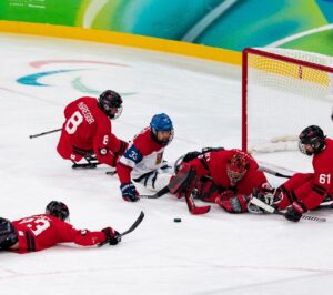 Momentka z&nbsp;utkání českých parahokejistů proti Kanadě. Zdroj: Český paralympijský výbor