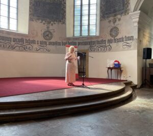 Zahájením i&nbsp;závěrečnou částí soutěže bravurně provázela mluvčí Klaudiánovy nemocnice v&nbsp;Mladé Boleslavi.