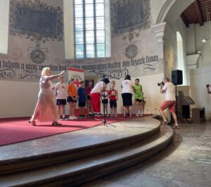 Zástupci družstev losují plyšové medvědy s&nbsp;číslem, které značí startovní pořadí týmů.