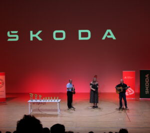 Hudební vystoupení houslisty, kytaristy a&nbsp;jedné zpěvačky během závěrečné ceremonie.