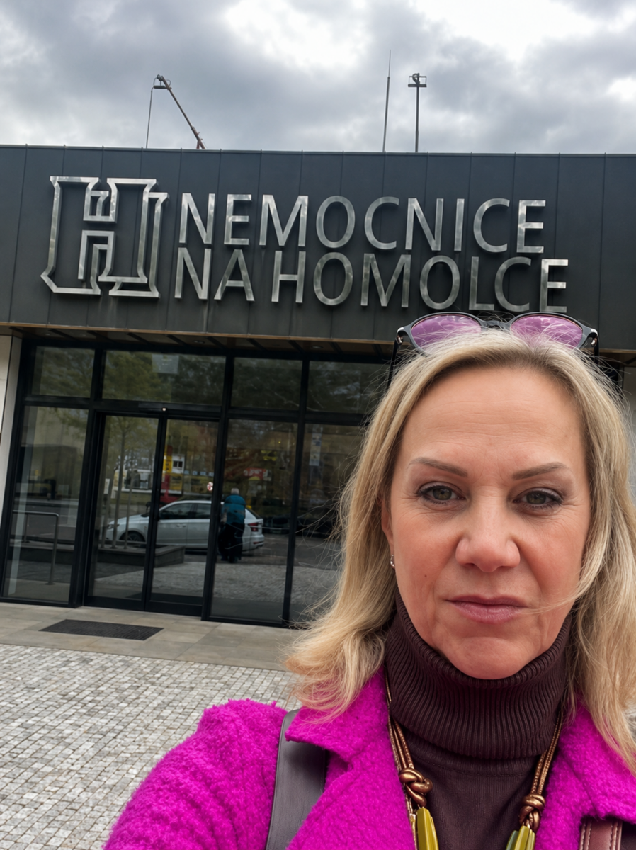 Jana Komrsková před nemocnicí; foto archiv Jany Kom