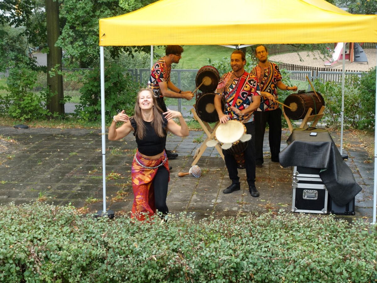 Bubeníci a&nbsp;performeři ze skupiny Denbaya; zdroj: Centrum pro dětský sluch Tamtam, o.p.s