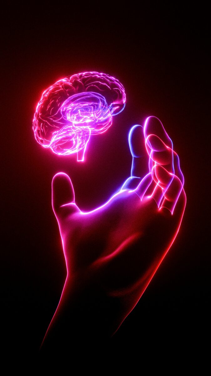 ilustrace: ruka drží mozek; foto: TSD Studio na Unsplash