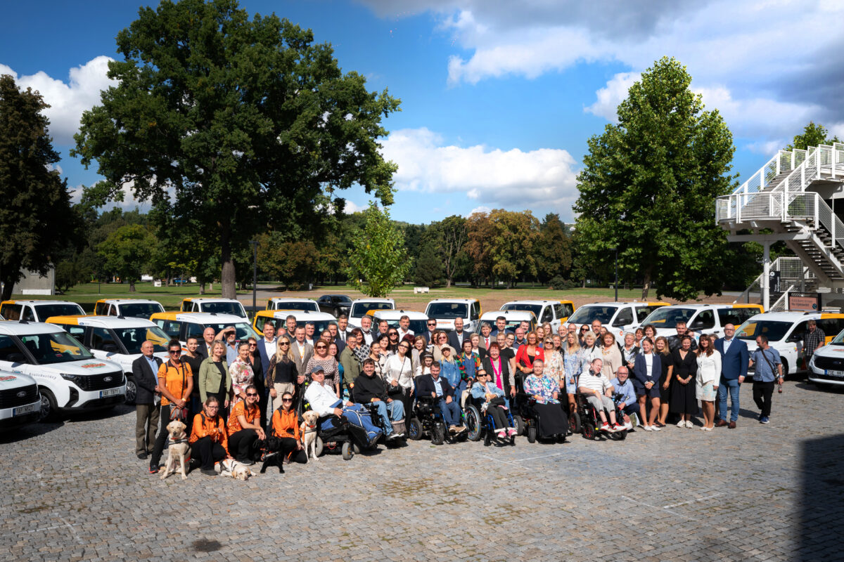 Globus a&nbsp;Konto Bariéry se spojily pro dobrou věc. Třicet organizací získalo nové automobily - Foto: Globus ČR, v.o.s.