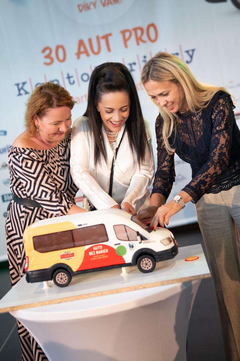 Globus a&nbsp;Konto Bariéry se spojily pro dobrou věc. Třicet organizací získalo nové automobily - Foto: Globus ČR, v.o.s.