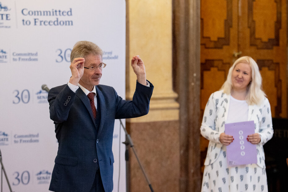 Foto: Miloš Vystrčil; předseda Senátu PČR se učí znakovat