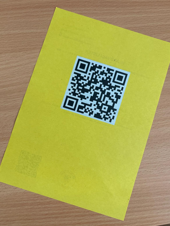 zadní strana hlasovacího lístku bez textu s&nbsp;velkým QR kódem uprostřed