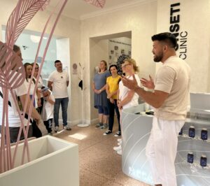 Fotografie Adama Gemrota, ředitele, který v prostoru recepce kliniky vítá rodiny a představuje tým 4 odborníků, kteří se o ně budou během dne starat.