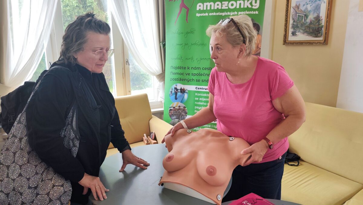 Předsedkyně spolku Onko Amazonky Kateřina Pintérová ukazuje samovyšetření prsu; foto Horské lázně Karlova studánka, s. p.